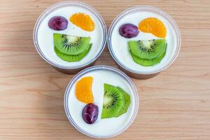 fruitig melk pudding, zoet chocola zijde pudding toetje met fruit topping foto