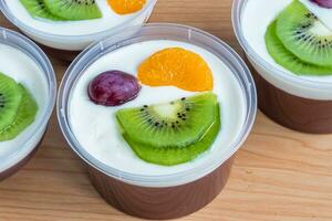 fruitig melk pudding, zoet chocola zijde pudding toetje met fruit topping foto