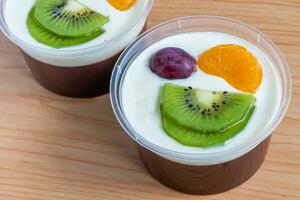 fruitig melk pudding, zoet chocola zijde pudding toetje met fruit topping foto