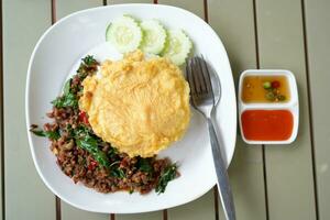 rundvlees basilicum, omelet in een bord foto