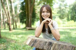 wereld besparing concept vrouw toeristen zijn gelukkig temidden van natuur foto