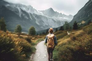 avontuurlijk klimmer trekking naar veroveren de berg piek. generatief ai foto