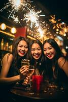 groep van gelukkig vrienden spelen vuurwerk en vieren in restaurant Bij nacht, ai generatief foto