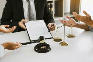 koppels ruziën in een aangrijpende bui tijdens het echtscheidingsproces terwijl de advocaat op kantoor de wet uitlegt. foto