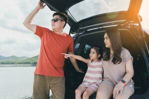 zomer vakanties.gelukkig familie genieten van reis met hun favoriete auto. vakantie en reizen familie concept. foto