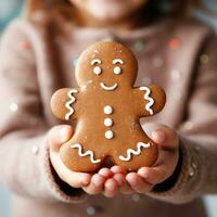 kind hand- Holding een vers gebakken peperkoek Mens koekje foto