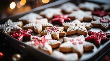 detailopname van een dienblad van prachtig versierd Kerstmis koekjes foto