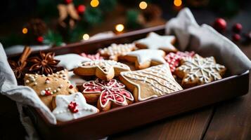 detailopname van een dienblad van prachtig versierd Kerstmis koekjes foto