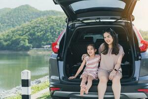 zomer vakantie gelukkig moeder en dochter hebben plezier. de concept van familie Aan vakantie en reizen. foto