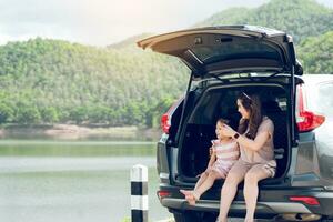 zomer vakantie gelukkig moeder en dochter hebben plezier. de concept van familie Aan vakantie en reizen. foto