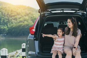 zomer vakantie gelukkig moeder en dochter hebben plezier. de concept van familie Aan vakantie en reizen. foto