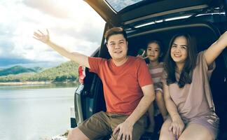 zomer vakanties.gelukkig familie genieten van reis met hun favoriete auto. vakantie en reizen familie concept. foto