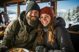 paren sneeuwschoenwandelen in winter uitrusting pauzeren voor heet drankjes en geroosterd boterhammen foto