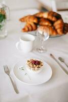 ontbijt met muesli, yoghurt en croissants Aan de tafel foto