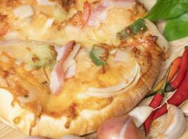 pizza achtergrond in snel voedsel dichtbij omhoog met vers paprika, knoflook, sjalotten foto