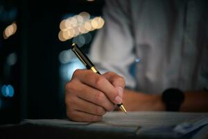 hand- Holding pen checklist papier werk Aan bureau. ondertekening informatie contract en overeenkomst. checkbox verslag doen van vragen klant Diensten. schrijven onderwijs en aan het leren huiswerk. foto