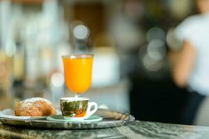 een dienblad met espresso koffie, oranje sap en croissant brioche Aan bar teller in de ochtend- foto