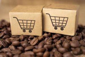 doos met winkelwagen op koffiebonen, import export