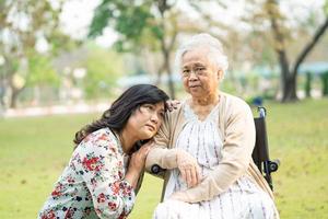 Aziatische senior vrouw patiënt op rolstoel foto