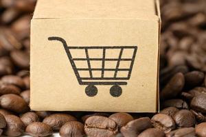 doos met winkelwagen logo symbool op koffiebonen, import export foto