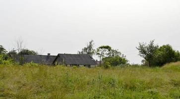 prachtige oude verlaten boerderij op het platteland foto