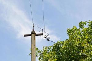 macht elektrische paal met lijndraad op gekleurde achtergrond close-up foto