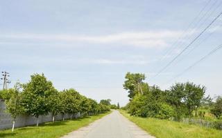 mooie lege asfaltweg op het platteland op gekleurde achtergrond foto