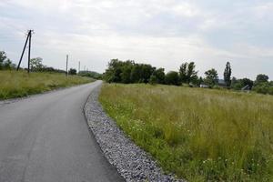 mooie lege asfaltweg op het platteland op gekleurde achtergrond