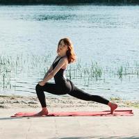 fit mooie vrouw praktijk yoga oefening buitenshuis foto