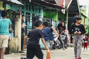 sorong, papua, indonesië 2021- mensen vieren de onafhankelijkheidsdag van indonesië met verschillende wedstrijden foto