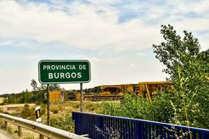 een weg teken dat zegt provincie de burgos foto
