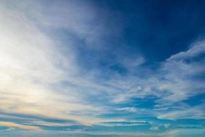 mooie blauwe hemel met wolken foto