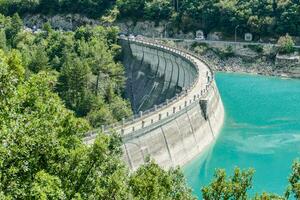 dam in de bergen foto