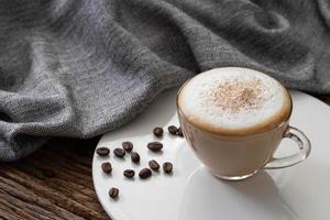 Cappuccino koffie duidelijke kop op houten achtergrond foto