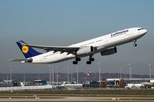 lufthansa passagier vlak Bij luchthaven. schema vlucht reizen. luchtvaart en vliegtuigen. lucht vervoer. globaal Internationale vervoer. vlieg en vliegen. foto