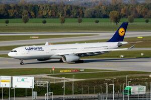 lufthansa passagier vlak Bij luchthaven. schema vlucht reizen. luchtvaart en vliegtuigen. lucht vervoer. globaal Internationale vervoer. vlieg en vliegen. foto