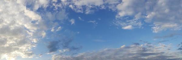 panoramische hemel op een zonnige dag. foto