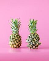 ananas fruit geïsoleerd op roze achtergrond. foto