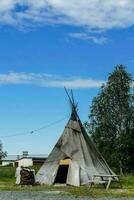 een Tipi is zittend in de midden- van een veld- foto