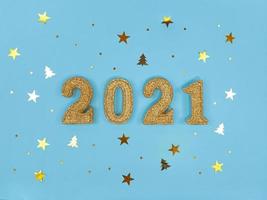 wenskaart van het nieuwe jaar 2021. gouden glitterfiguren en confetti foto