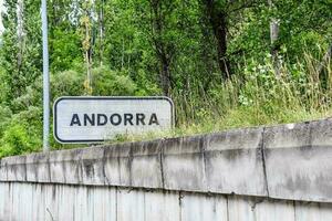 een weg teken dat zegt Andorra foto