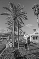 interessant toerist straten in de zuiden van de kanarie eiland van Tenerife in Spanje Aan een warm zomer dag foto