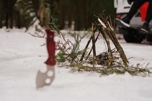 toeristisch mes en vreugdevuur in het winterbos. foto