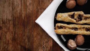 rollini heerlijke gebakjes met champignons, champignons en kaas foto