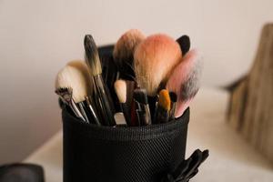 make-upborstels in een make-upartiestenkoffer op onscherpe achtergrond