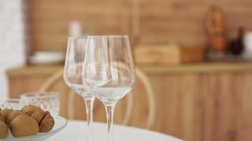 lege wijnglazen op houten interieur foto