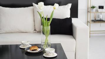 bank in een modern interieur. op tafel staat een boeket tulpen foto