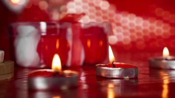 kaarsen voor Valentijnsdag, tafel met feestelijke rode achtergrond