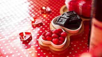 chocolaatjes en snoepjes op hartvormige borden