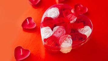 Valentijnsdag geschenk op een rode achtergrond. het concept van liefde foto